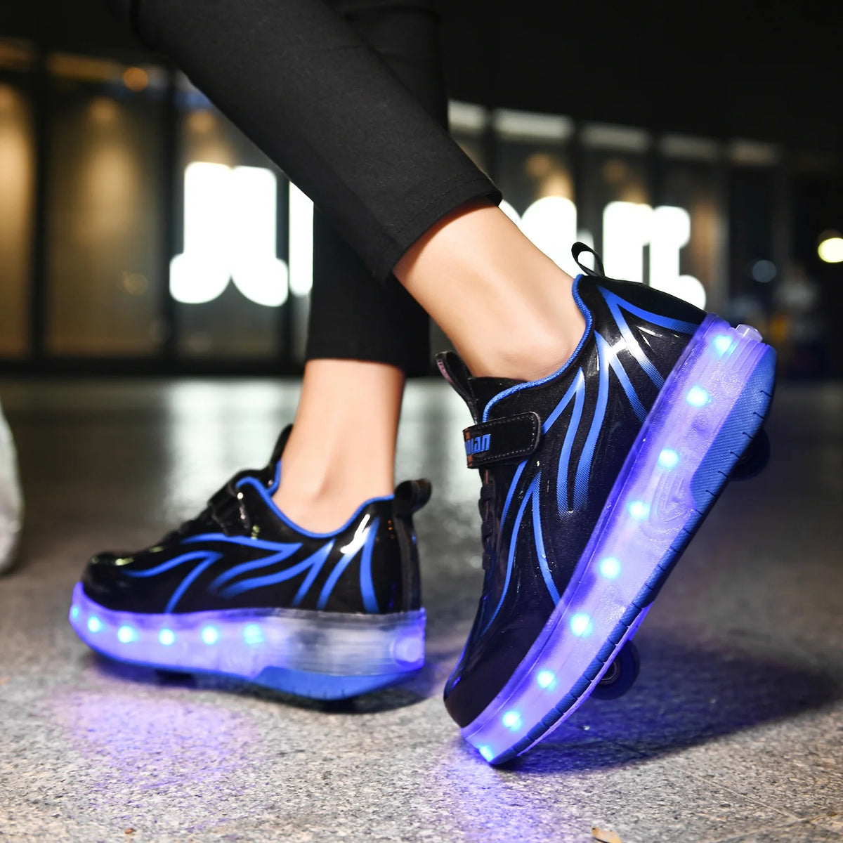 Kids Roller Skates LED Light Up Shoes 2 Wheel Skate Sneaker Z4798