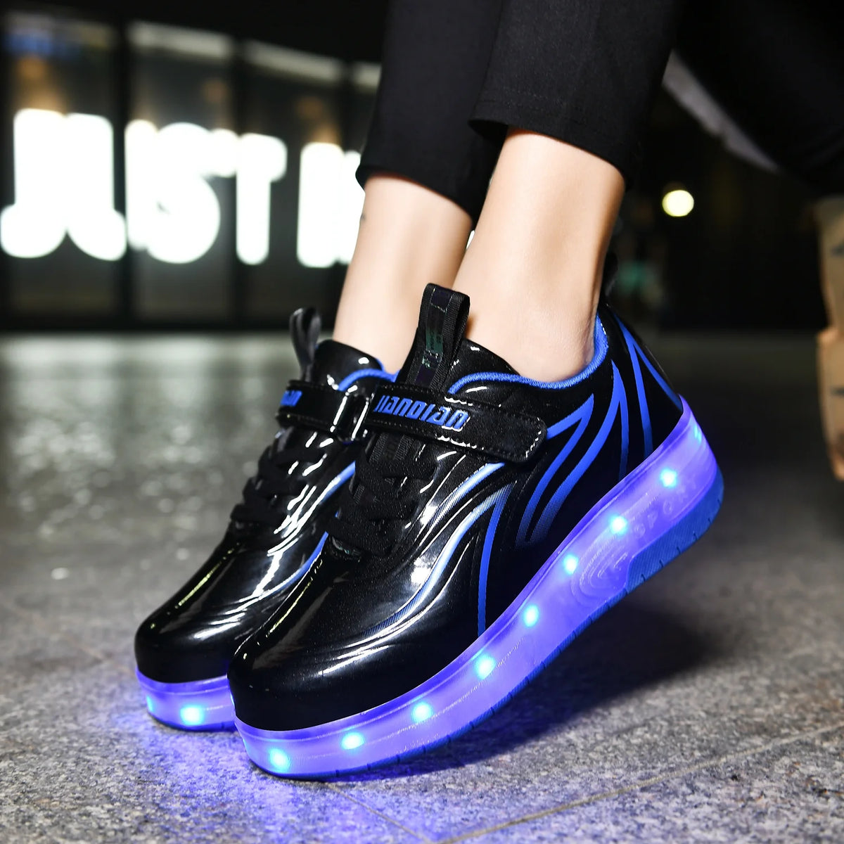 Kids Roller Skates LED Light Up Shoes 2 Wheel Skate Sneaker Z4798