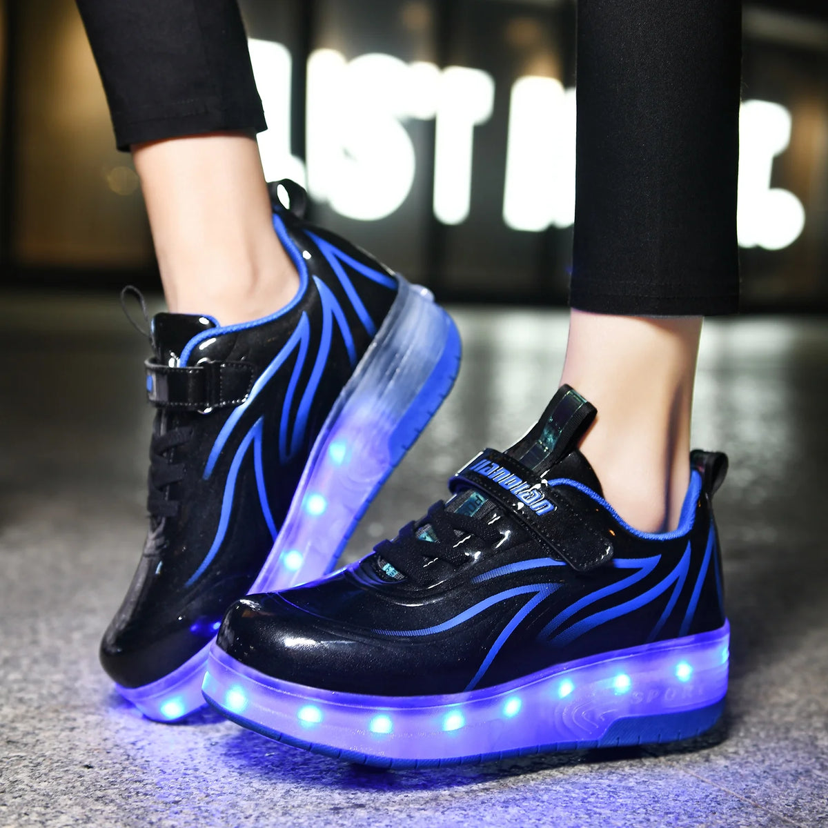 Kids Roller Skates LED Light Up Shoes 2 Wheel Skate Sneaker Z4798